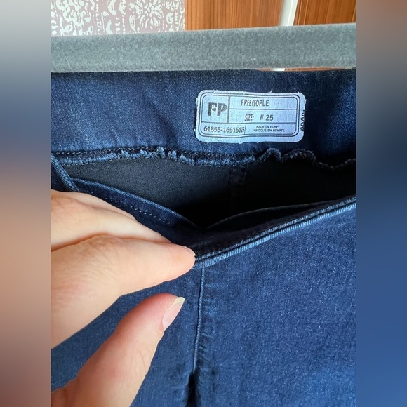 Free People Denim Jeggings in Medium Wash with Distressed Ankle No Button - Picture 6 of 6